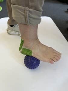 smertelindring af hælspore med massagebold og fit plaster